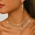 Nahaufnahme von goldenem Brautschmuckset mit zweilagiger Strasshalskette und Ohrringen - 619 Gold Halskette Ohrringe Set