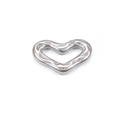 Colgante de corazón hueco en acero inoxidable plateado con acabado metálico texturizado - Corazón Hueco Irregular 14x21mm / Color Acero
