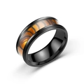 Macro detail van een zwarte roestvrijstalen ring met oranje tijgerstreep emaille - US 6 / Zebra Schelp