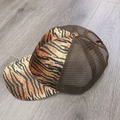 Detail van tijgerprint honkbalpet met bruin mesh-net en handige paardenstaart opening - Verstelbaar / Tijger Geel