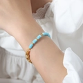 Elegante bracciale dorato con pietre naturali rettangolari blu cielo al polso - Blu Chiaro
