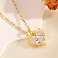Dettaglio della collana con ciondolo a cuore e cristalli trasparenti su catena dorata - Stile Cuore Completamente Incastonato Oro (T026)