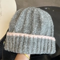 Bonnet en tricot gris pour femme avec détail rayé rose pour l'hiver et style épuré - Gris