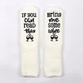 Weiße Korallenfleece-Socken mit rutschfestem Wein-Schriftzug für entspanntes Wohnen - Einheitsgröße / Weiß + Schwarzer Kleber