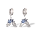Detalle de pendientes de abeja plateados con cristal azul y alas caladas sobre blanco - Plateado