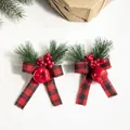 Set di 2 fiocchi natalizi a quadri rossi e neri con aghi di pino e bacche rosse - Fiocco Scozzese Nero/Rosso con Bacche Rosse Set da 2