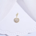 Pendentif cerise doré avec oxydes de zirconium sur tissu texturé blanc élégant - Or avec Zircone Blanche