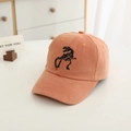 Detailopname van zwart dinosaurusborduurwerk op een rode katoenen twill honkbalpet - 52CM(2-6 Jaar) / Oranje