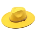 Dettaglio di un cappello di lana giallo con nastro di corda marrone intrecciato chic - M (56-58cm) / Giallo