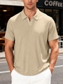 Nahaufnahme der khakifarbenen Strickstruktur und des V-Ausschnitts beim Herren-Poloshirt - Khaki