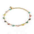 Dettaglio di ciondoli a cuore malocchio colorati su bracciale in acciaio dorato - Bracciale / Multicolore