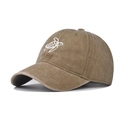 Détail d'une casquette de baseball délavée marron avec broderie de tortue blanche nette - Réglable / Tortue Kaki