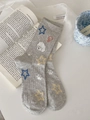 Hellgraue Baumwollsocken mit süßem Cartoon-Hund und Sternen-Stickerei-Detail - Einheitsgröße / Grauer Welpe
