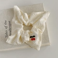 Gros plan d'un chouchou en dentelle blanche avec broderie cerise sur patch cœur - Chouchou Foulard Carré Fraise Blanc Cassé