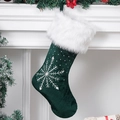 Calcetín navideño de terciopelo verde con bordado de copos plateados y puño de peluche - Verde
