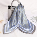 Foulard quadrato in seta satinata celeste 70x70cm con stampa a catena e morsetto oro - 70x70cm / Equestre a Catena Celeste