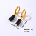 Détail de boucles d'oreilles créoles dorées avec trois perles bleues et longueur de 3,5 cm - Grès Bleu - Trois Perles
