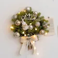 Corona de Navidad dorada de 60cm con muñeco de nieve, luces LED y Merry Christmas - Juego de Tema Dorado de 60cm
