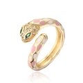 Makroaufnahme der 18k vergoldeten Schlangenring mit Emaille-Punkten und Kristalldetails - Goldene Wickelschlange (12111) / Rosa / Weiß (12111)