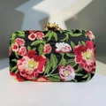 Elegante borsa da sera rettangolare con ricamo floreale e dettagli in perle su fondo nero - Ricamo Floreale Rosso e Nero