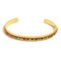 Gepolijste 18K vergulde C-vormige armband met een kleurrijke regenboogkristal inleg - Armband met Zirkonia in het Midden / Goud Veelkleurig