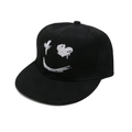 Vista dettagliata del cappellino da baseball hip hop nero con ricamo smiley bianco. - Smiley Graffiti Occhi a Cuore Nero