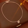 Primo piano di una collana in oro rosa con ciondolo rotondo in diamante champagne su pelle - Collana Oro / Oro Rosa con Zirconia Champagne