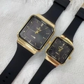 Detailansicht goldener quadratischer Quarzuhren mit schwarzen Silikonbändern für Paare - Schwarzes Zifferblatt Schwarzes Armband