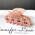 Pinza per capelli effetto marmo rosa con ciliegie di cristallo e strass - 7.7cm / Rosa