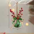 Groene kerstbel met jute strik en rode bessen, 16cm feestelijke hangende decoratie - Groen