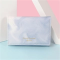 Cartera corta para mujer en azul mármol con detalles de texto dorado y diseño minimal - Azul