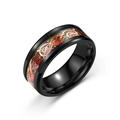Gros plan d'une bague en acier titane noir avec un motif de dragon rouge et vert vif. - US 6 / Black With Green Inlay Red Dragon