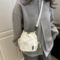Borsa a secchiello minimalista in nylon bianco con coulisse e tasca laterale in rete - Bianco