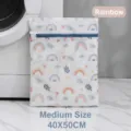 Detalle de una bolsa de lavandería de 40x50cm con estampado de arcoíris y cremallera - 40x50cm / Arcoíris Mediano
