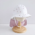 Dettaglio del ricamo a fragola e pizzo bianco traforato sul cappello da sole per bambini - 48cm (6M-2A) / Bianco