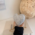 Elegante pochette bianca a cuore con strass argentati e tracolla a catena dorata - Argento