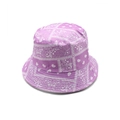 Vue détaillée du motif paisley bandana violet sur un chapeau bob en coton urbain - M (56-58cm) / Violet