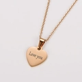Nahaufnahme eines vergoldeten Herzanhängers mit Love you Gravur an einer feinen Kette - Roségold (Love You)