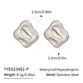 Detailansicht der welligen quadratischen Edelstahl-Ohrstecker in Silber mit Maßen - Silberner Stil (YYE023481-P)