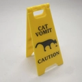 Mini cartello di avvertimento giallo Cat Vomit in plastica per proprietari di gatti - Stile Gatto Giallo Vomito