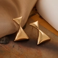 Minimalistische vergoldete geometrische Sanduhr-Ohrringe auf Seide und Vintage-Buch - Doppel-Halo-Dreieck / Gold