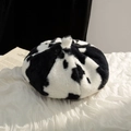 Dettaglio della morbida trama in peluche a macchie di mucca bianche e nere del basco - M / Stampa mucca