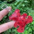 Detail eines roten Bären-Schlüsselanhängers aus PU-Leder mit Straußenleder-Struktur - Rot