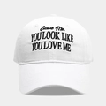 Dettaglio del ricamo nero sul tessuto di cotone bianco del cappellino da baseball - Regolabile / Bianco