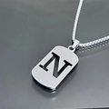 Détail du collier en acier titane argenté avec pendentif lettre N ajouré sur chaîne box - Lettre N / Argent