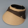 Detail eines Stroh-Sonnenvisiers mit braunem Stoffband und goldenem Metallschild - M (56-58cm) / Khaki