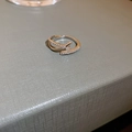 Elegante zilveren gedraaide varkensneus ring met zirkonia op een grijze ondergrond - 61# Ring-Zilver