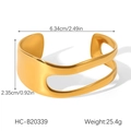 Makroansicht des goldenen, unregelmäßig hohlen Armreifs mit Wellendesign und Maßen - Asymmetrischer Stromlinienförmiger Hohlstil (HC-B20339)