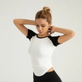 Damen Sport-T-Shirt mit schwarzen Raglanärmeln und weißem Korpus im Slim-Fit-Design - S / Weiß