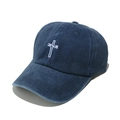 Detalle de la gorra vaquera lavada azul oscuro con bordado de cruz de Jesús en blanco - M (56-58cm) / Azul Marino